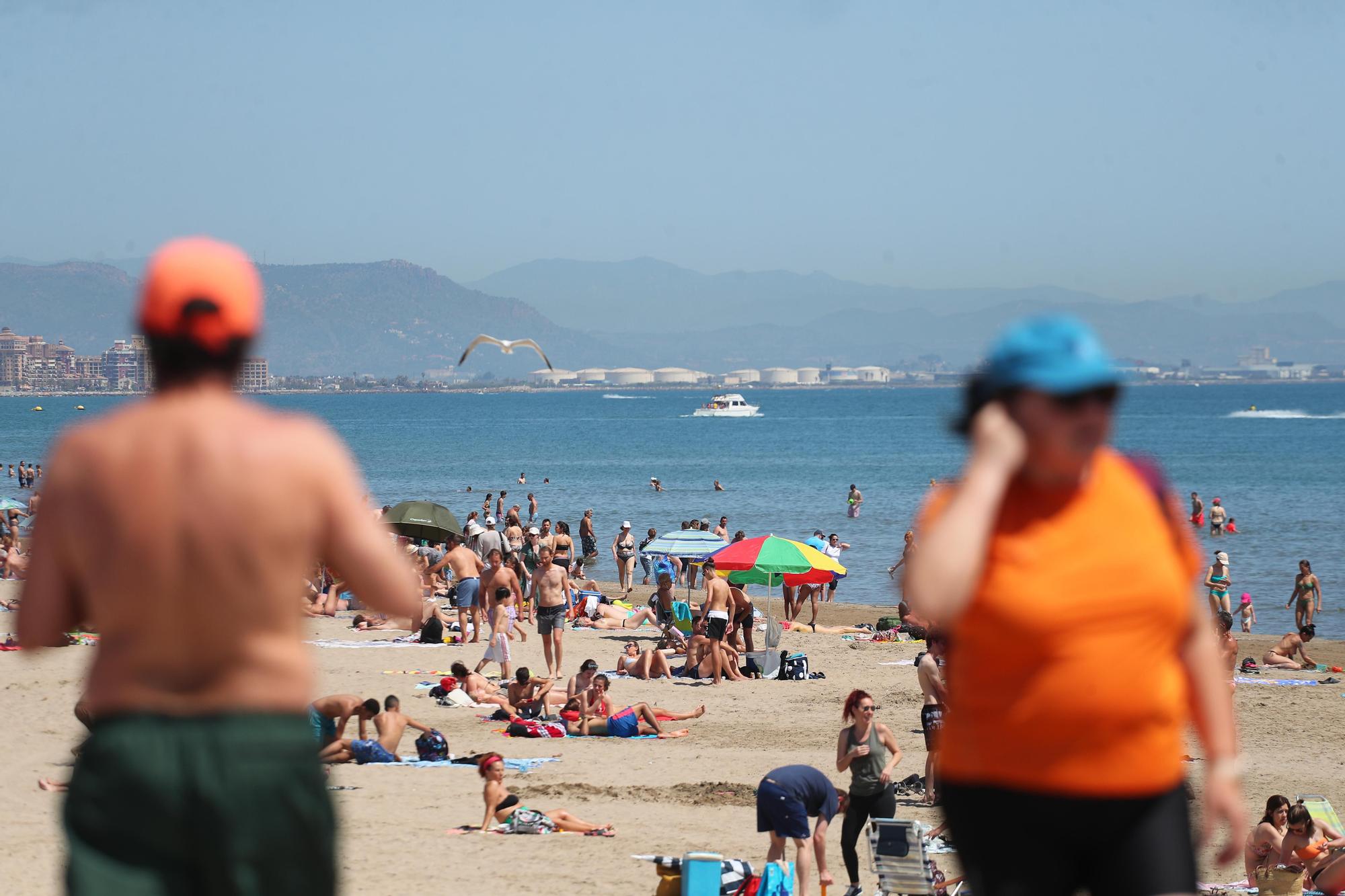 Las playas de València, llenazo previo al verano