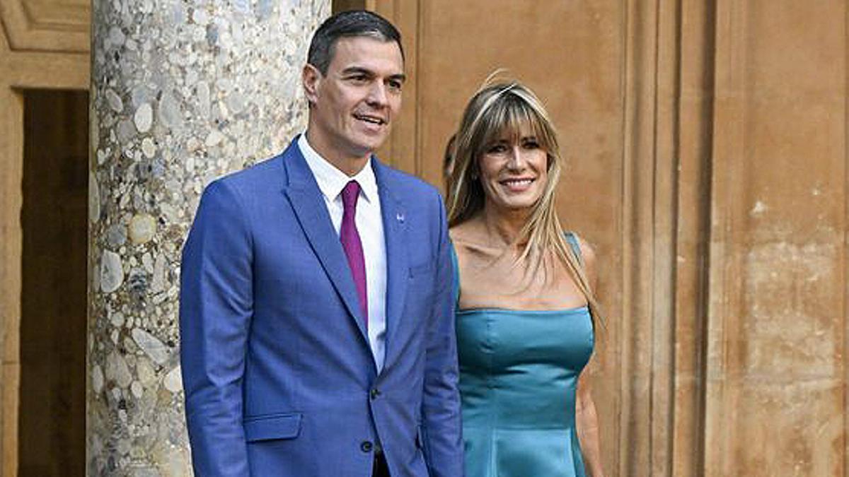 El presidente del Gobierno, Pedro Sánchez, junto a su esposa, Begoña Gómez.