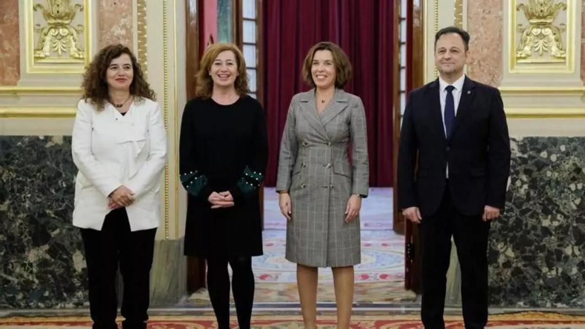 La presidenta del Congreso de los Diputados, Francina Armengol, junto a los tres diputados que defendieron la reforma de la Constitución
