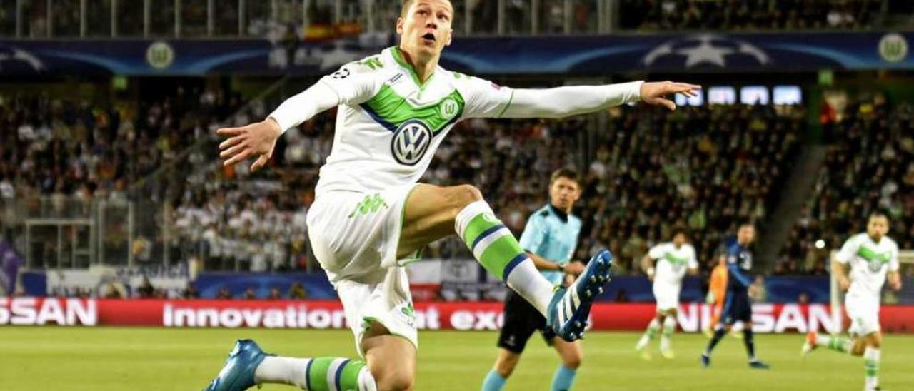 Draxler, la gran figura local, intenta controlar un balón. // Fabian Bimmer