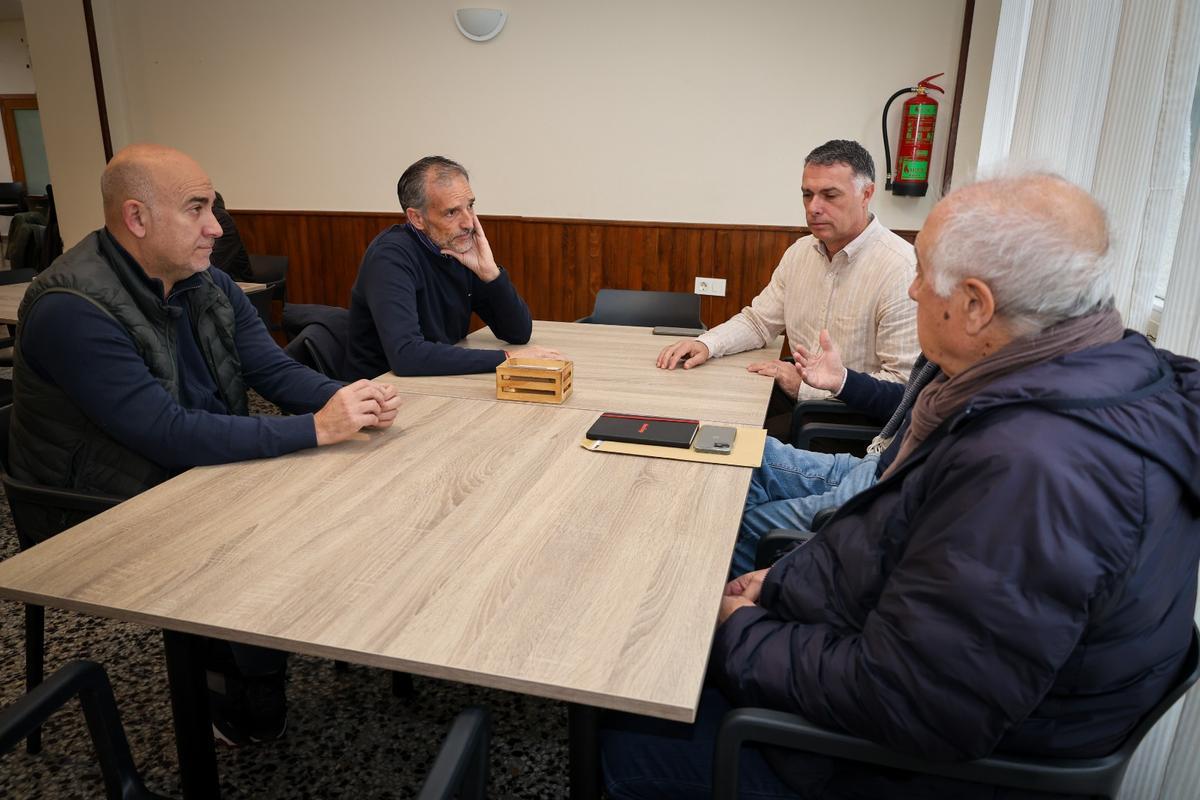 Reunión de vecinos con el ayuntamiento y la empresa de aguas.