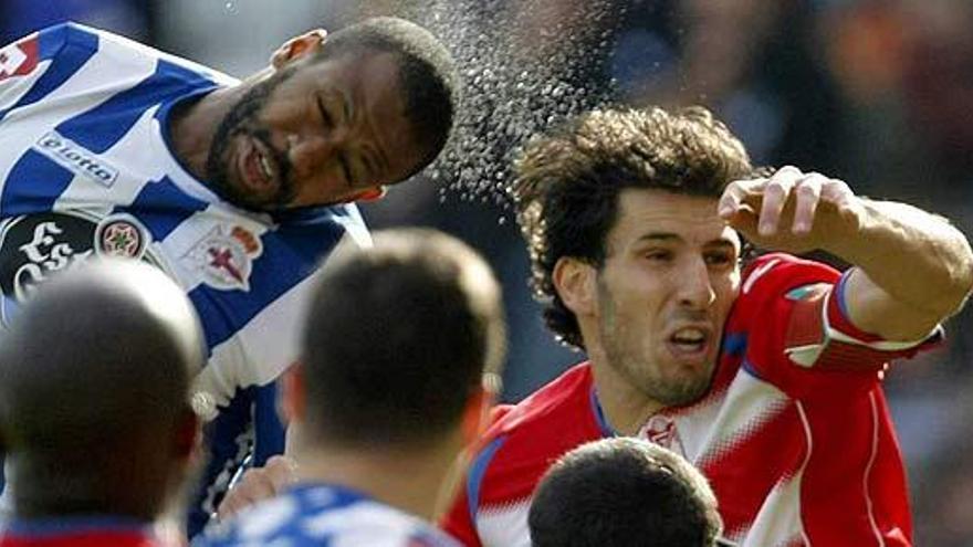 Sidnei y Diego Mainz, en una acción del partido.