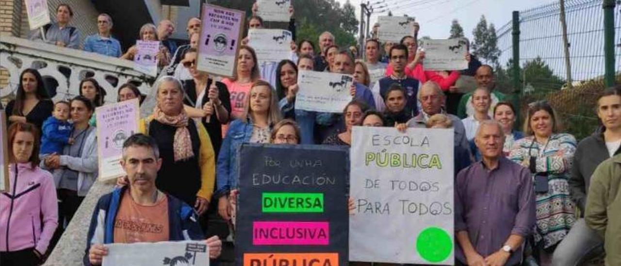 Protesta de familias, ayer, en el colegio de O Hío para demandar que se complete la plantilla de profesorado.   | FDV