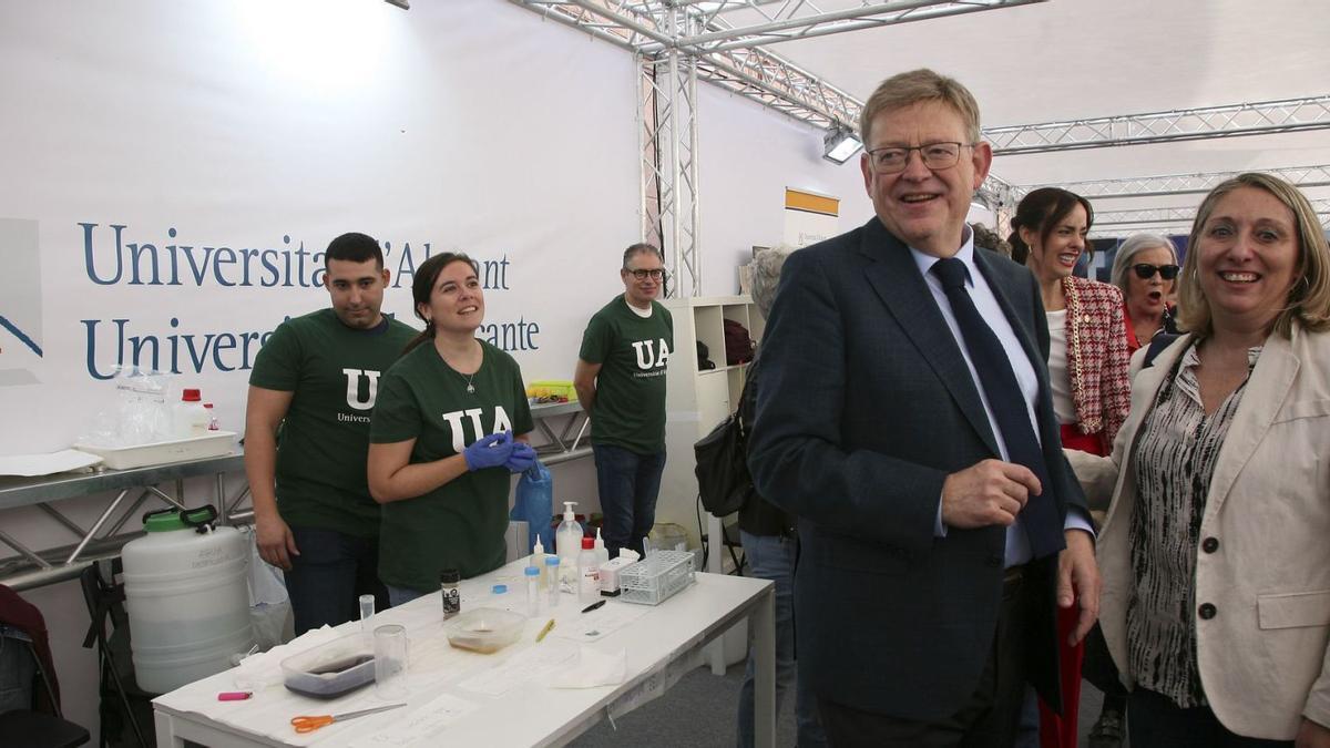 La Fira de Tots Sants de Cocentaina abrió ayer sus puertas de forma oficial con la visita de las autoridades.