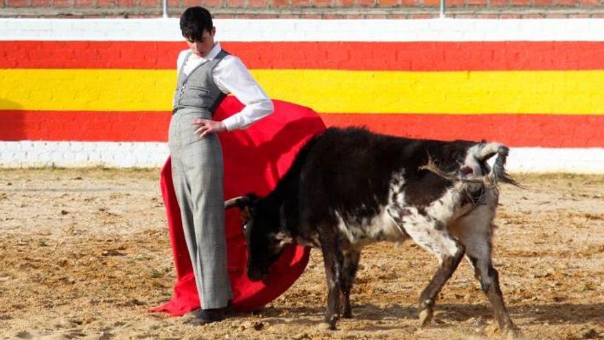 El salmantino David Salvador Sánchez, de la Escuela de Salamanca, toreando en Fresno de la Ribera.