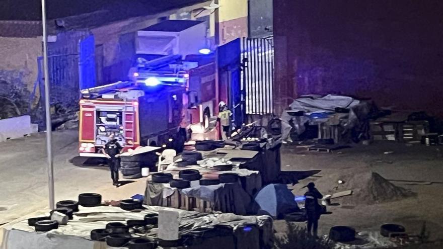 Un incendi arrasa 42 barraques del campament de migrants del polígon industrial del Tarajal, a Ceuta