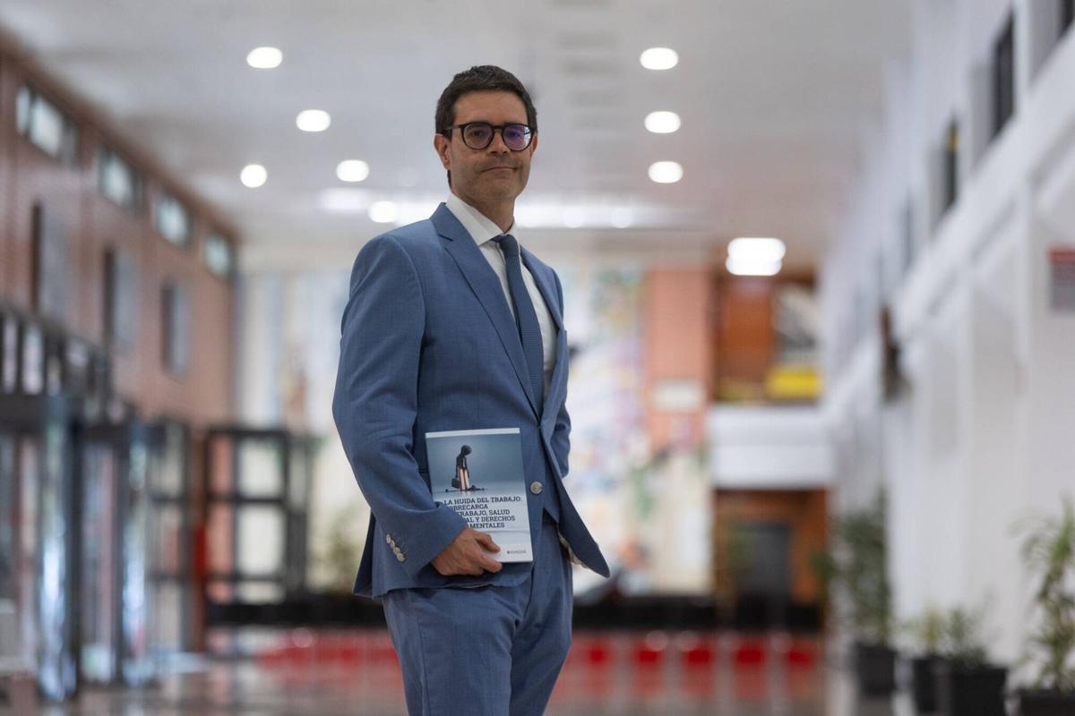 Valencia. VLC. Adrián Todolí, catedrático Derecho del Trabajo de la Universitat de València, tras publicar 'La huida del trabajo´