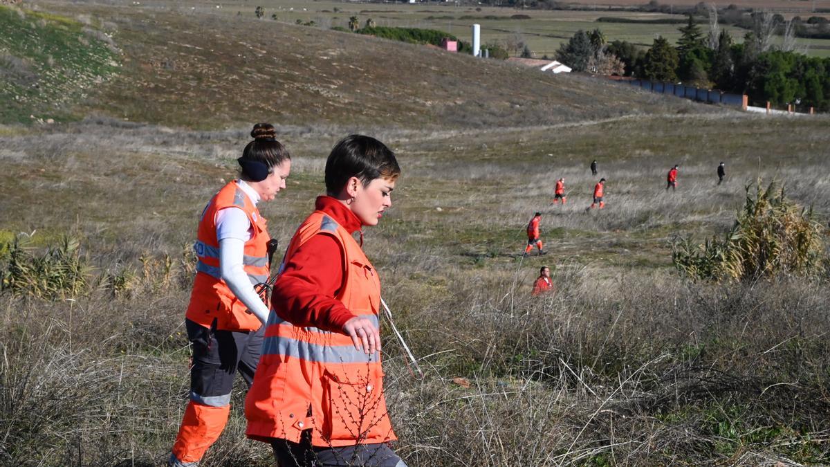 Voluntarios de Cruz Roja y Policía Nacional peinan el entorno entre las Cuestas de Orinaza y Los Colorines.