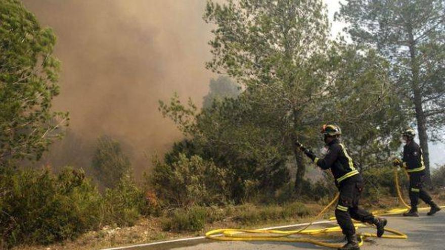 Al menos un centenar de desalojados de una docena de viviendas en un incendio en Eivissa