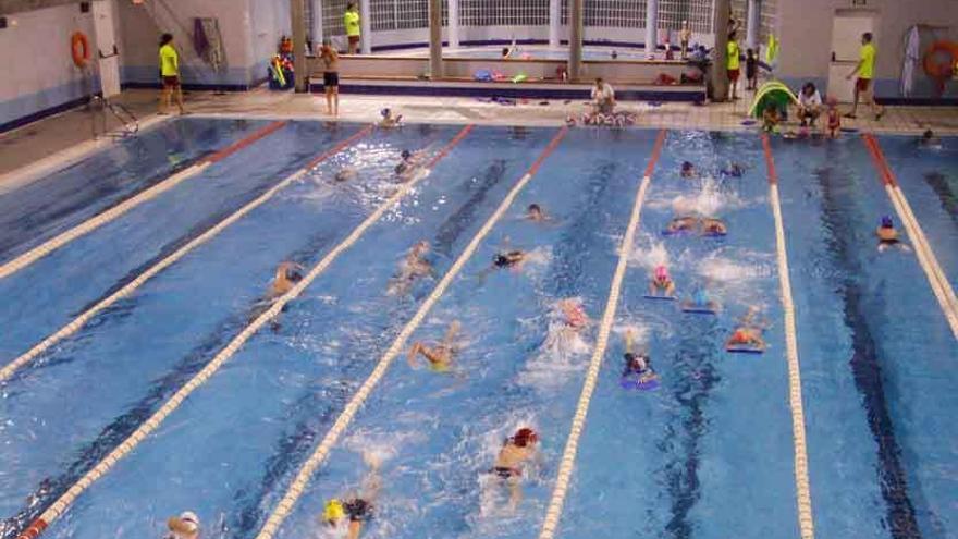 Usuarios en la piscina climatizada de Los Almendros.