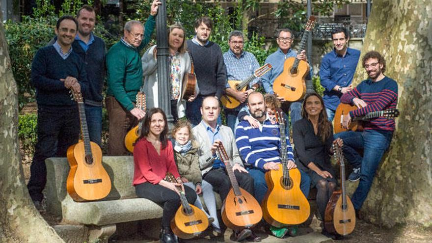 La nueva directiva y miembros de la Agrupación Musical Albéniz, en su local de la plaza de Azcárraga.