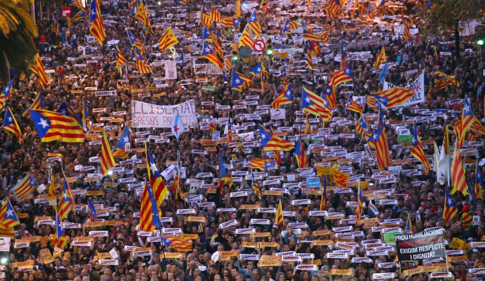 Manifestación en Barcelona para pedir la libertad de los exconsejeros encarcelados y de ''''''''los Jordis''''''''
