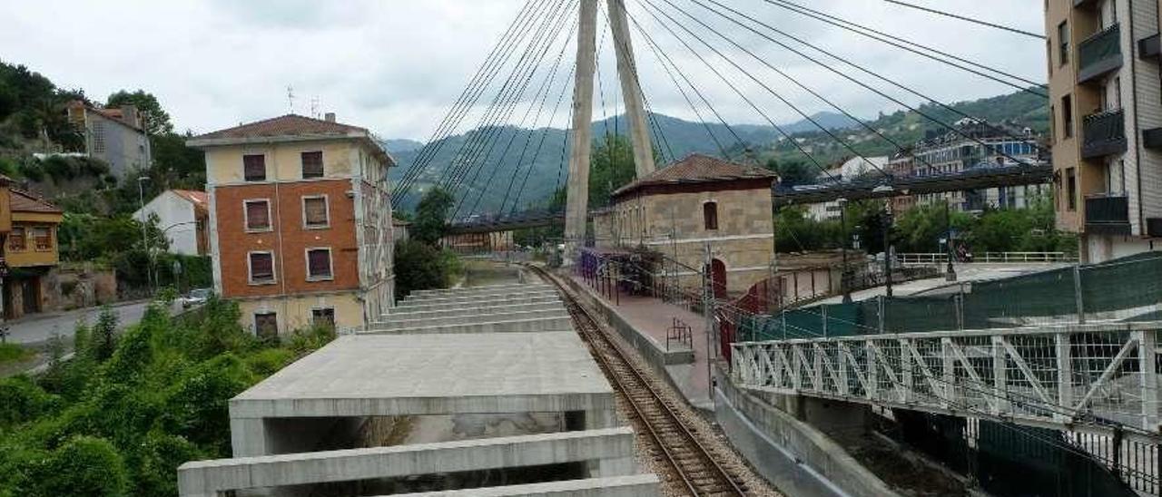 Las vías de Feve, con la rampa de acceso al soterramiento a la izquierda, a la altura del puente atirantado de Sama.