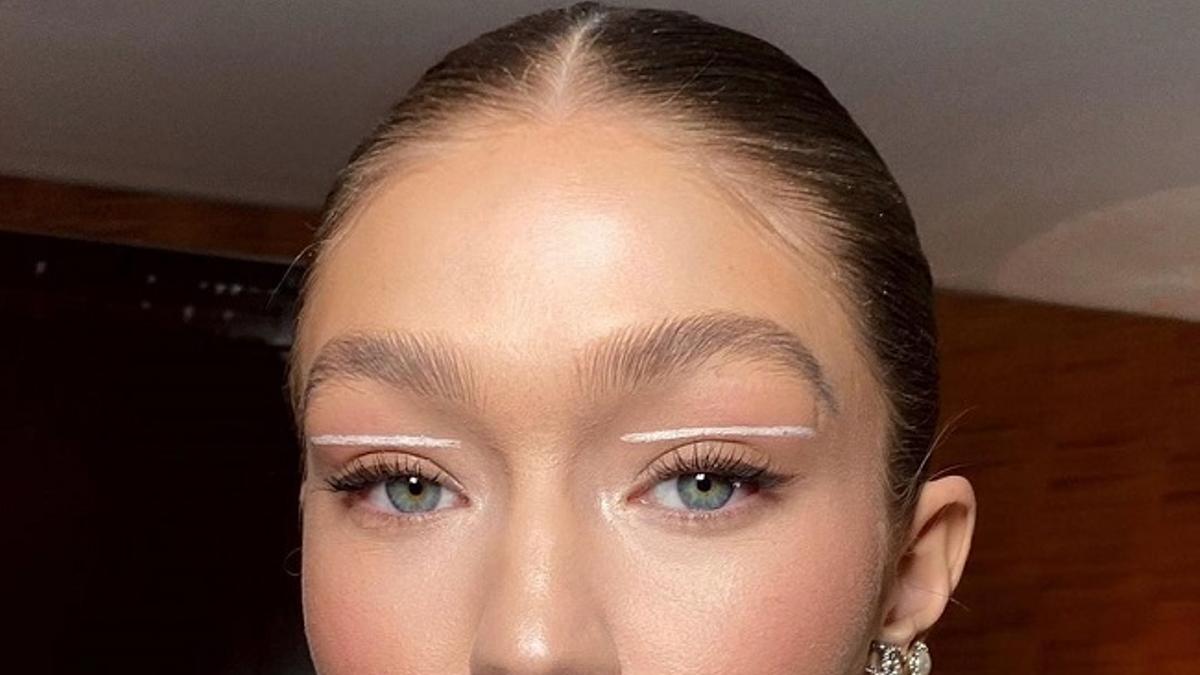 Eyeliner en blanco y en mitad del párpado de Gigi Hadid