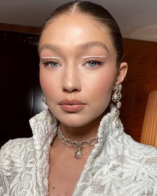 Eyeliner en blanco y en mitad del párpado de Gigi Hadid