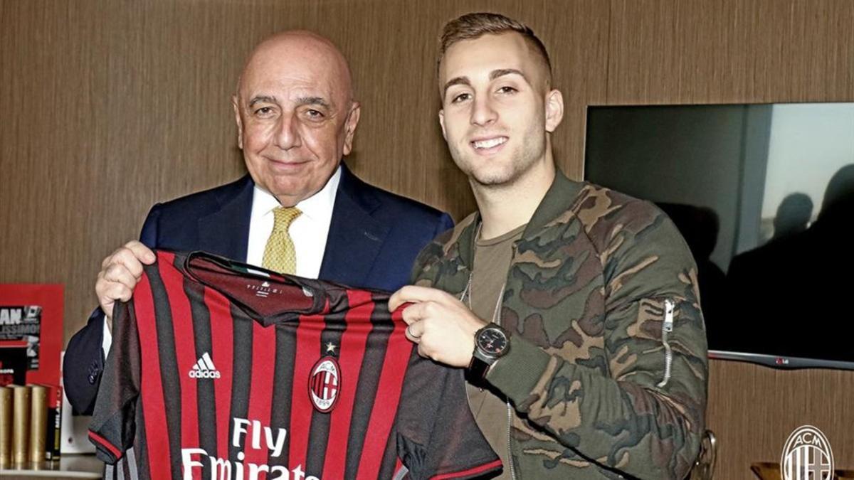 Deulofeu, junto a Galliani, vicepresidente del Milan, tras la firma del contrato de cesión