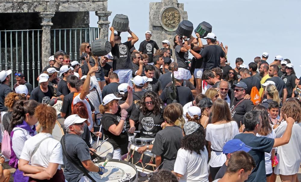 Litros y litros de vino tinto corrieron por las gargantas de los asistentes a la fiesta en Santa Trega