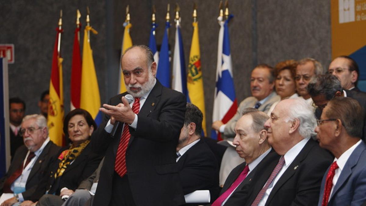 José Guadalupe Moreno de Alba (centro), director de la Academia Mexicana de la Lengua, durante la reunión con el resto de academias del español, hoy en Guadalajara (México).