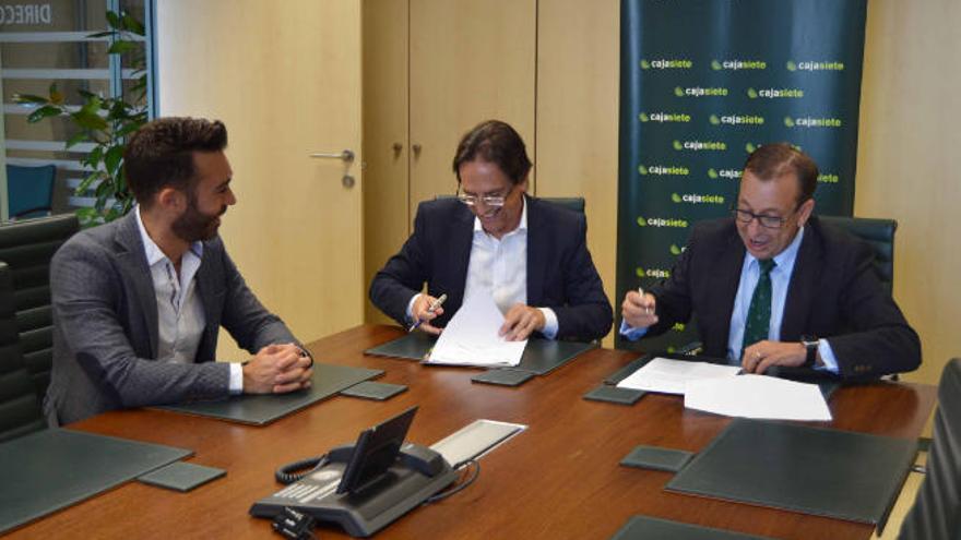 Momento de la firma del convenio.