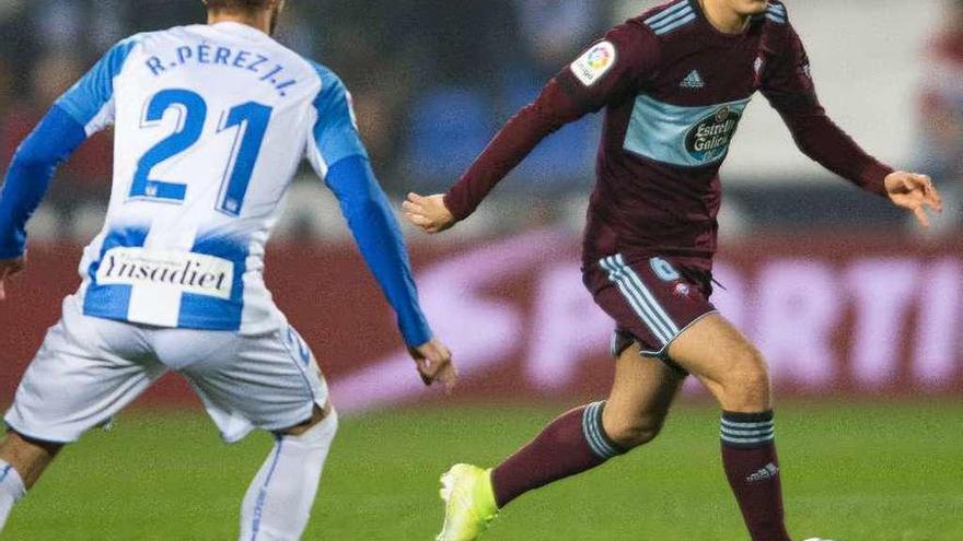 Denis Suárez conduce el balón durante el partido. // LOF