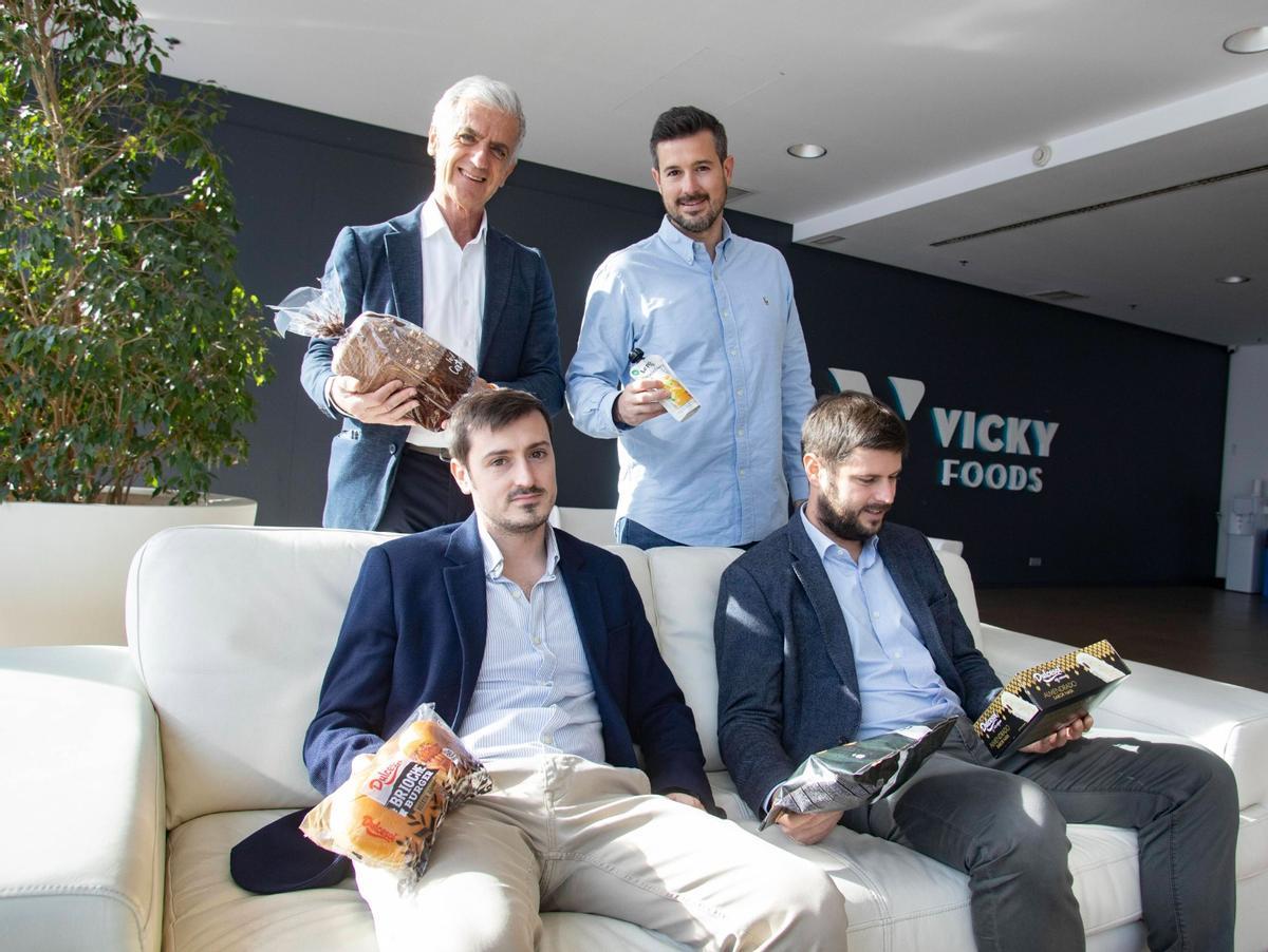 Rafael Juan, con sus hijos, en la sede de Vicky Foods en Gandia.