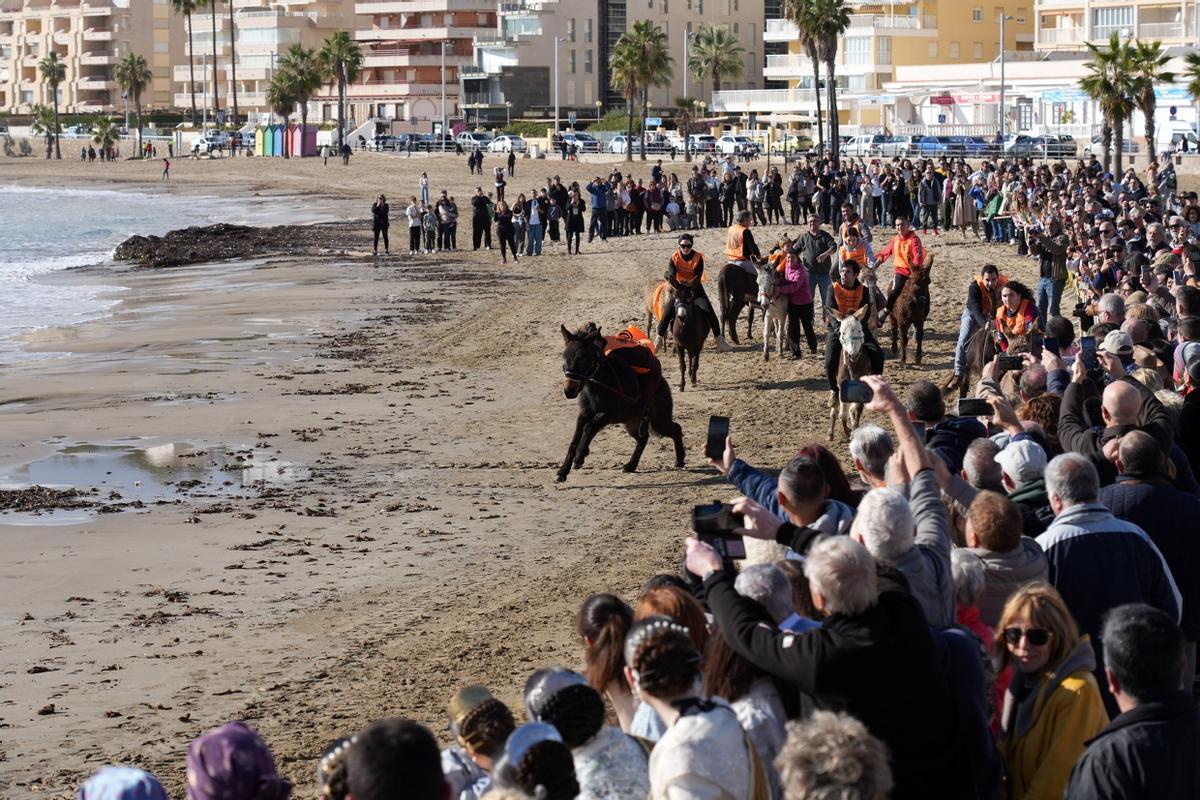 Las imágenes de la carrera de caballos en la playa de Orpesa