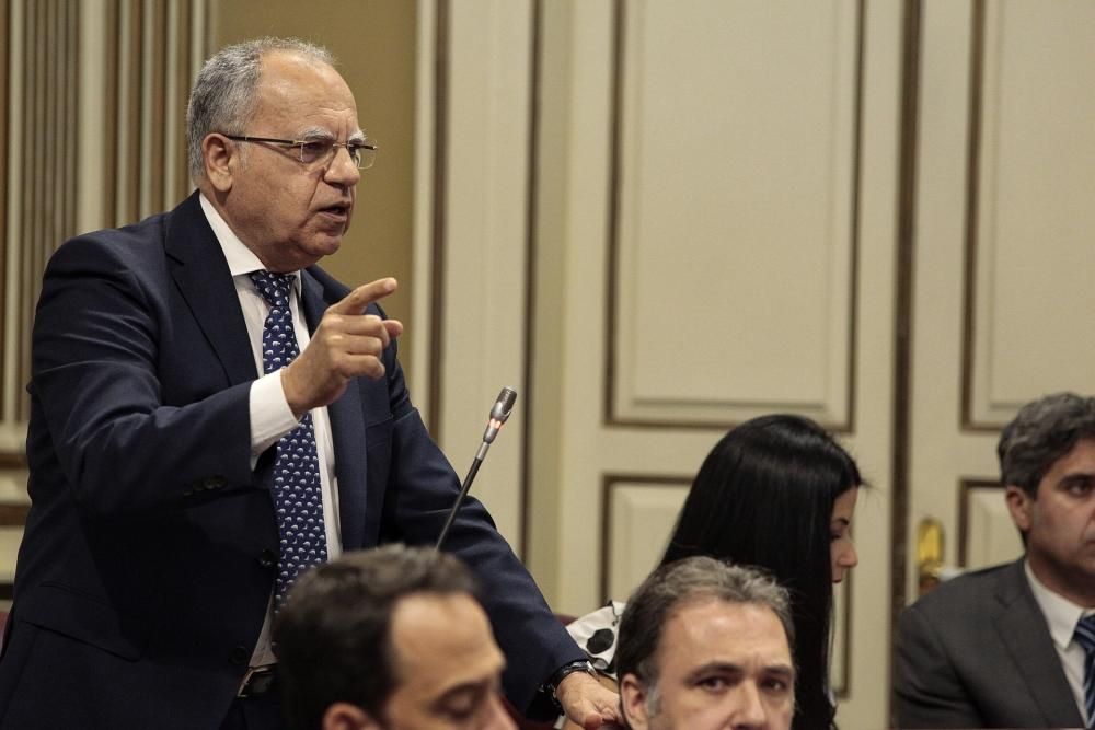 Pleno en el Parlamento de Canarias.