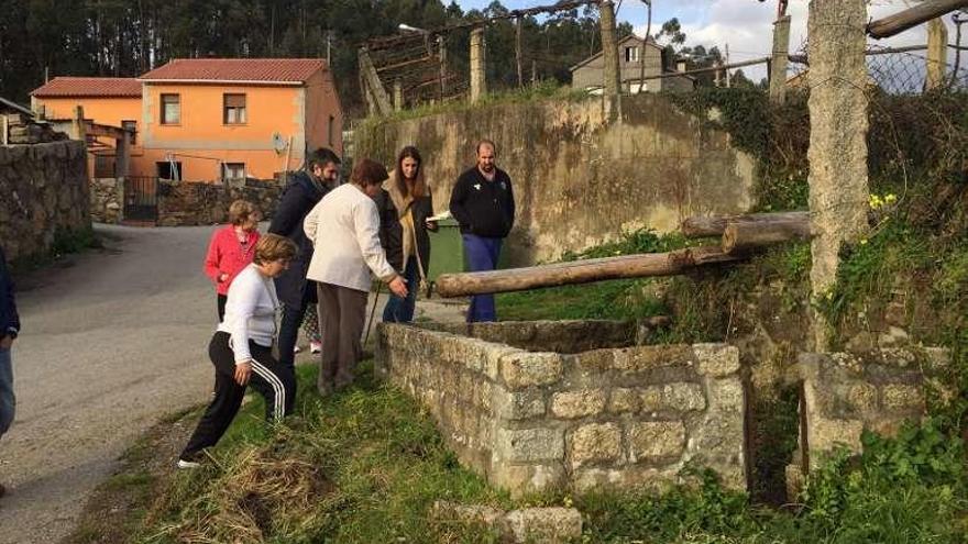 Vecinos de Aldea de Arriba con el alcalde y la edil de Urbanismo. //