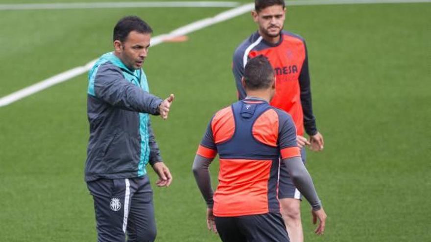 Javi Calleja da instrucciones a sus jugadores durante un entrenamiento.