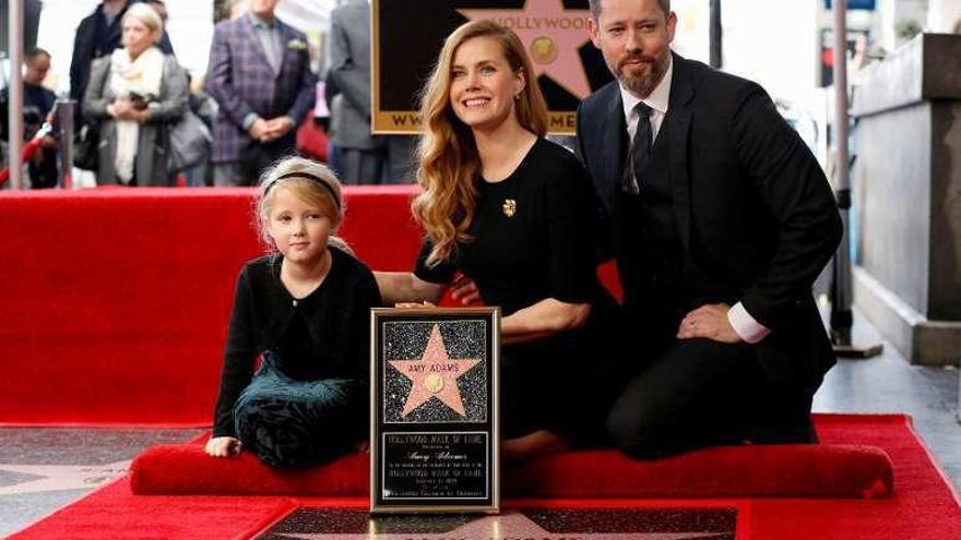 Amy Adams posa en su estrella junto a su marido y su hija.