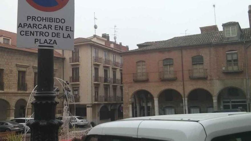 Señal que prohibe aparcar en el centro de la Plaza Mayor.