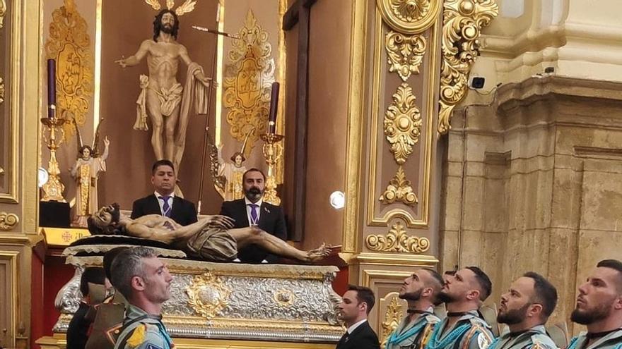 Legionarios custodian al Cristo Yacente en La Encarnación.