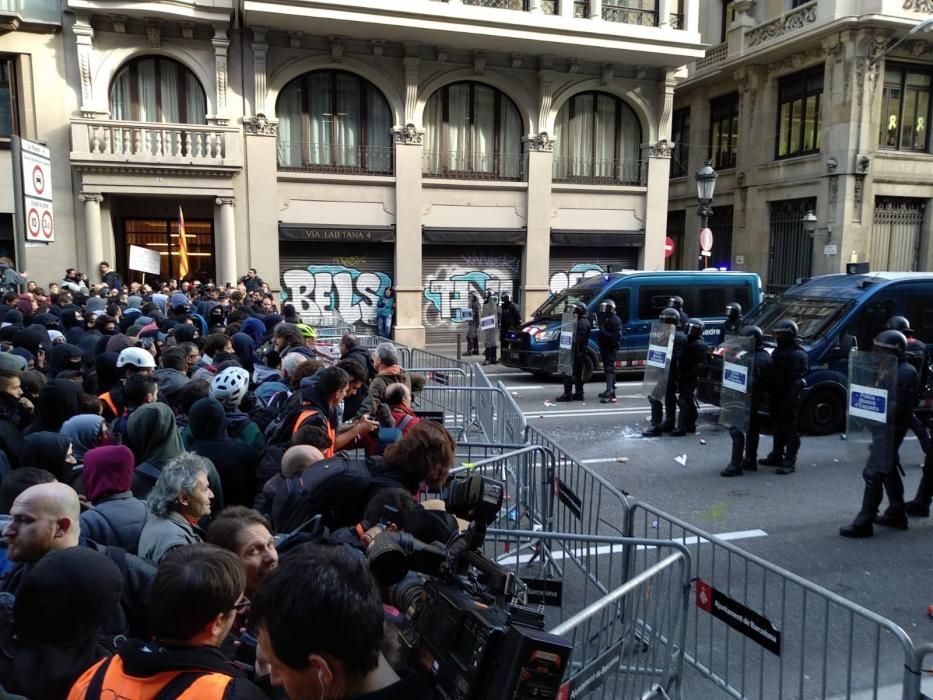 Tensió i enfrontaments entre Mossos i manifestants al centre de Barcelona