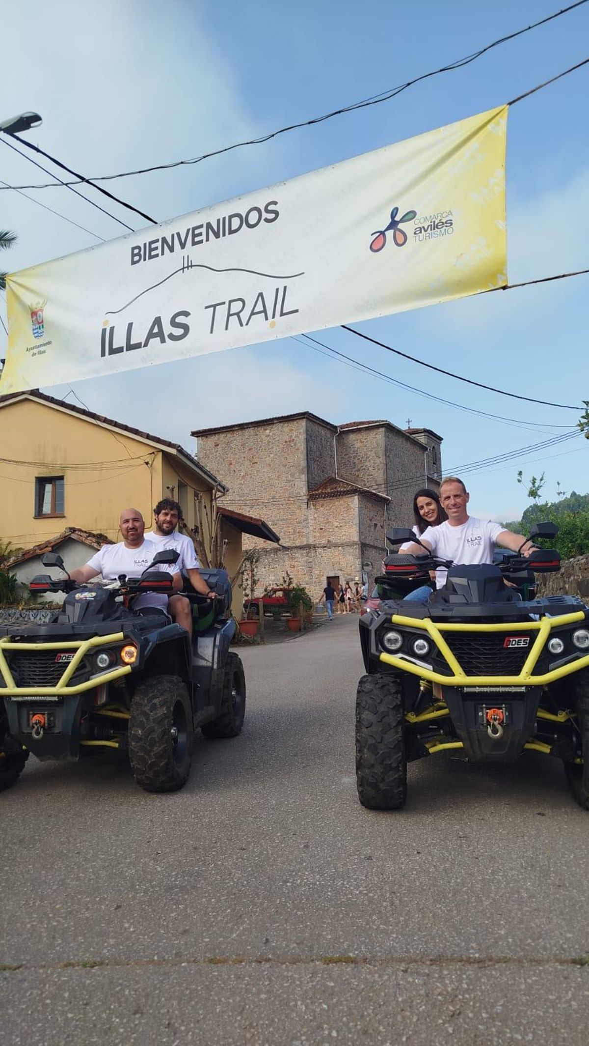 A los mandos de los quad, voluntarios de la organización. Con ellos, miembros de la banda de gaites que actuó de forma gratuita.