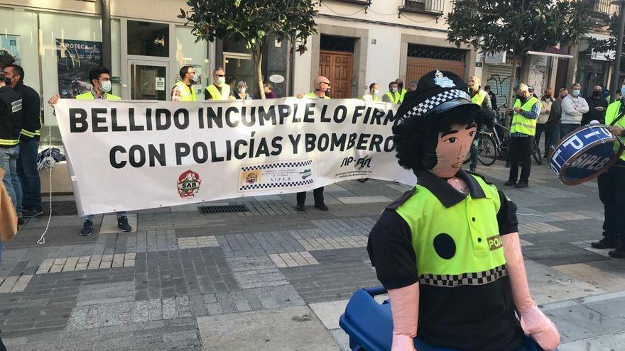 Primera protesta de los sindicatos policiales y de bomberos a las puertas del Ayuntamiento por el 0,3% en este mandato.