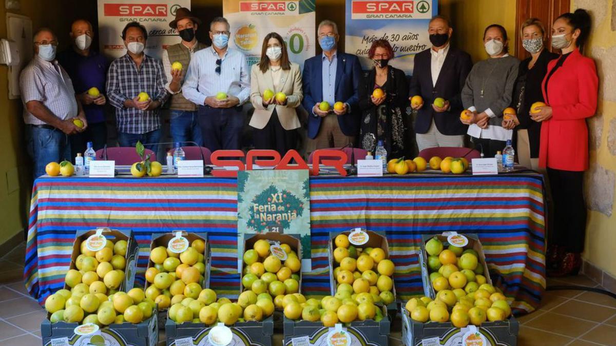 La alcaldesa, el presidente y vicepresidente de SPAR y agricultores de Telde. | | J.C.G.