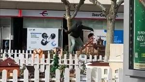 Captura del vídeo de un hombre destrozando a martillazos el Belén municipal de Calahorra (La Rioja)