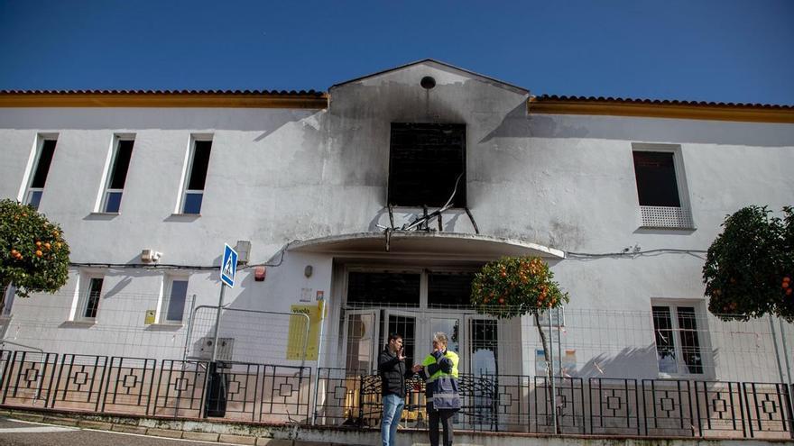 Los bomberos sofocan un incendio en el edificio de usos múltiples de Villaharta