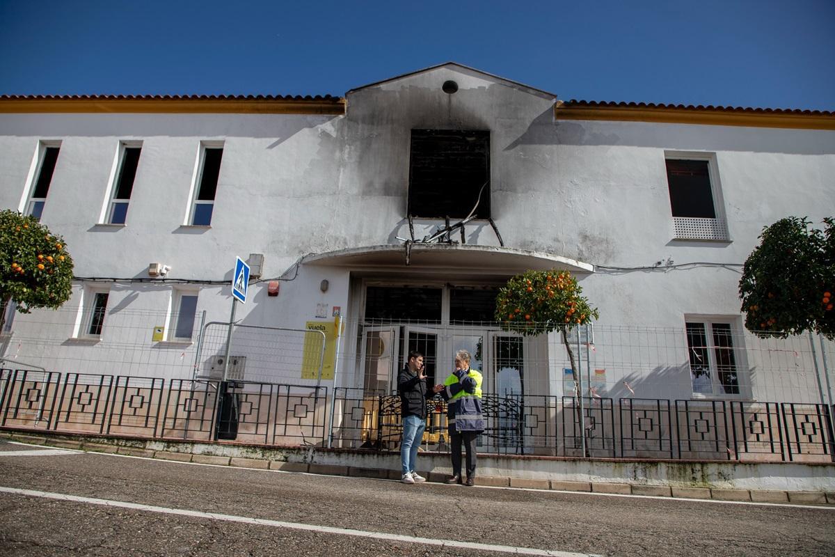 El presidente de la Diputación, Salvador Fuentes, y el alcalde de Villaharta, Rafael Pérez, ante el edificio afectado por el incendio.