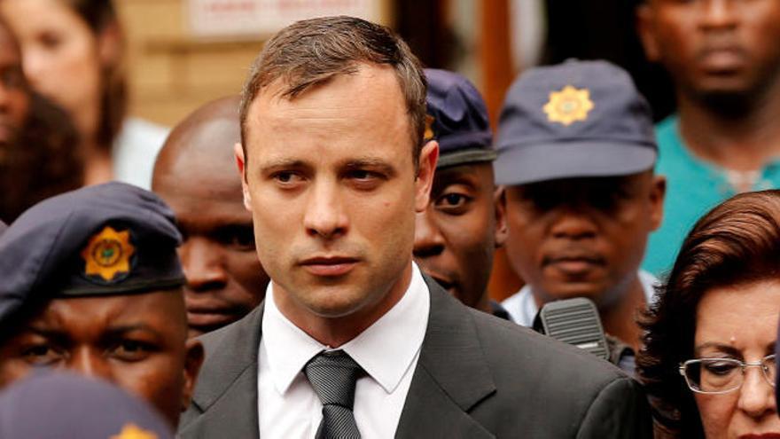 Oscar Pistorius, custodiado por la policia.