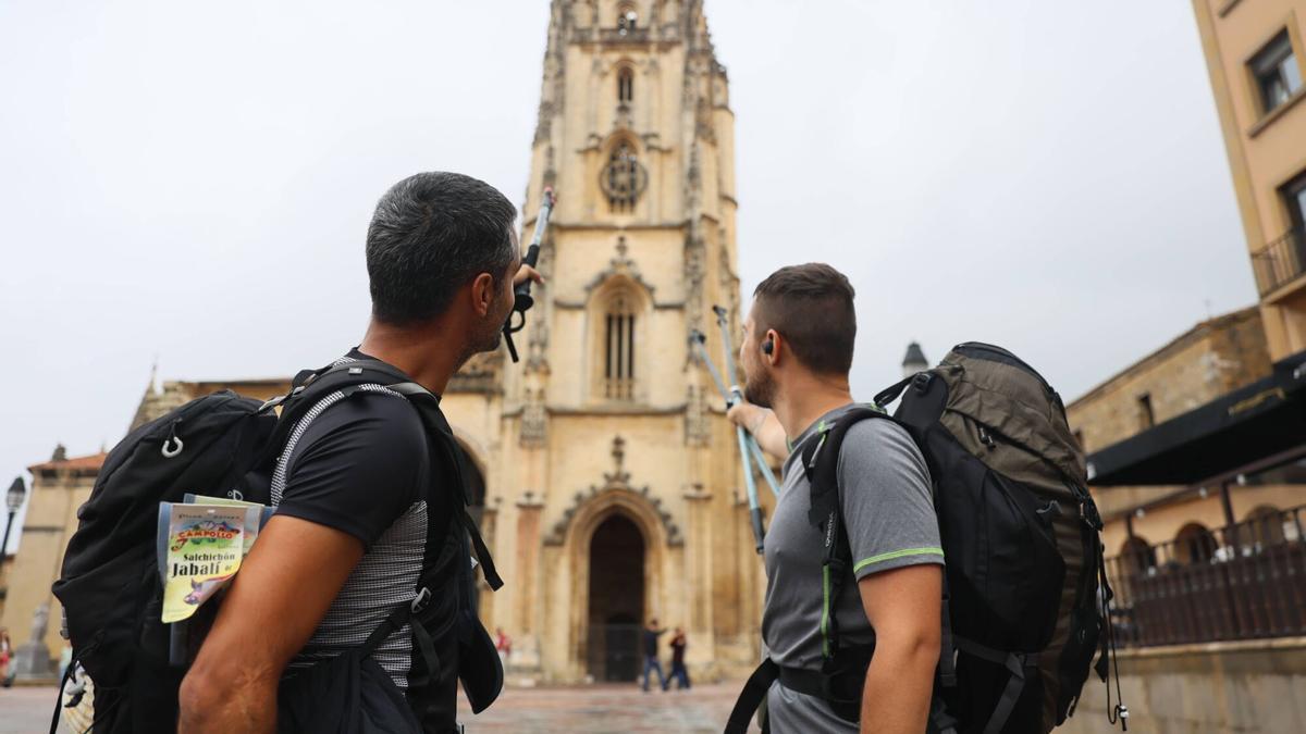 Dos peregrinos en la plaza de la Catedral.