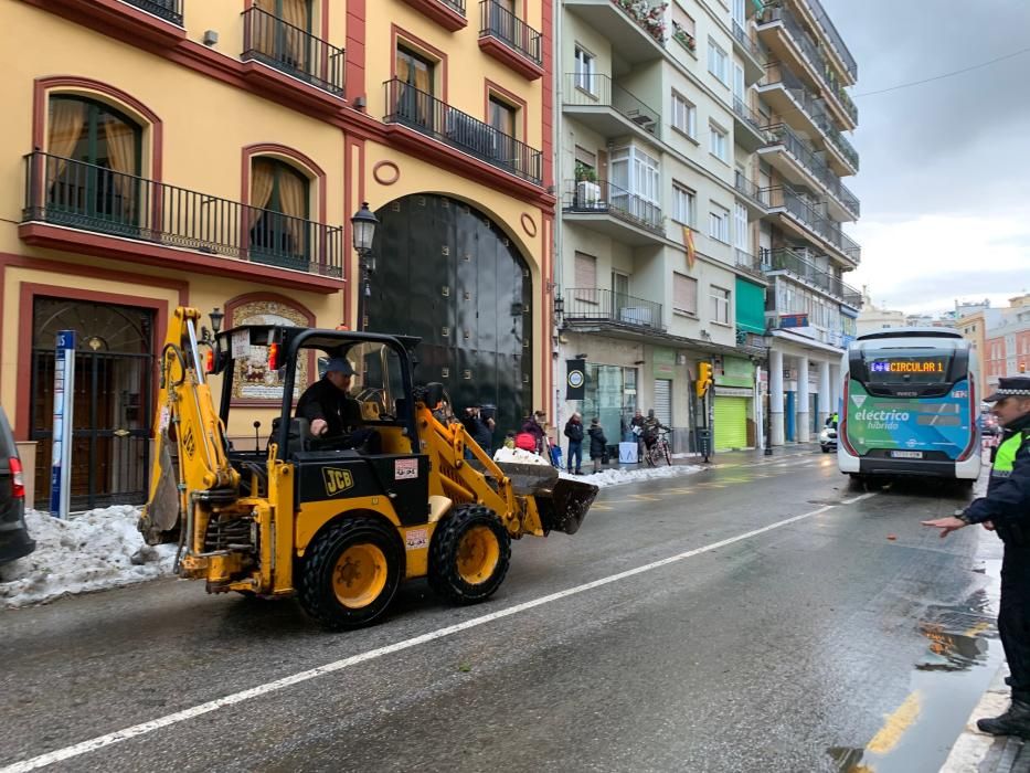 La calle Victoria, recuperando la normalidad tras la granizada del jueves por la mañana.