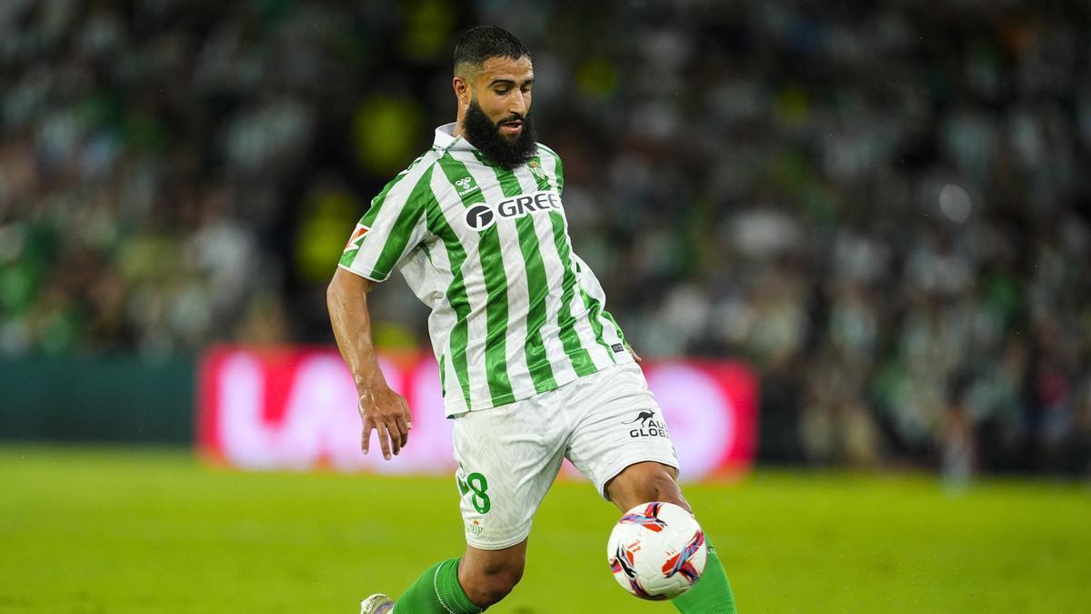 Nabil Fekir del Real Betis en acción durante el partido de fútbol de la liga española, La Liga EA Sports, jugado entre el Real Betis y el Girona FC en el estadio Benito Villamarín el 15 de agosto de 2024, en Sevilla, España.