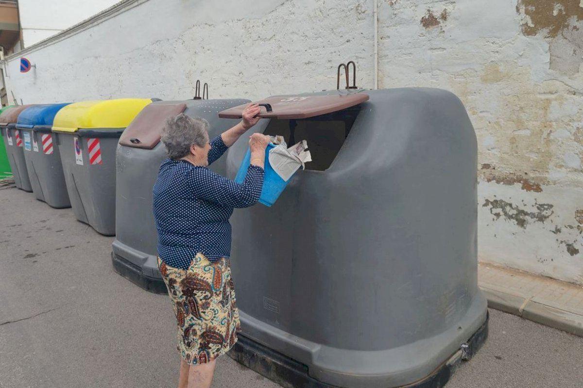 Una vecina, tirando la basura.