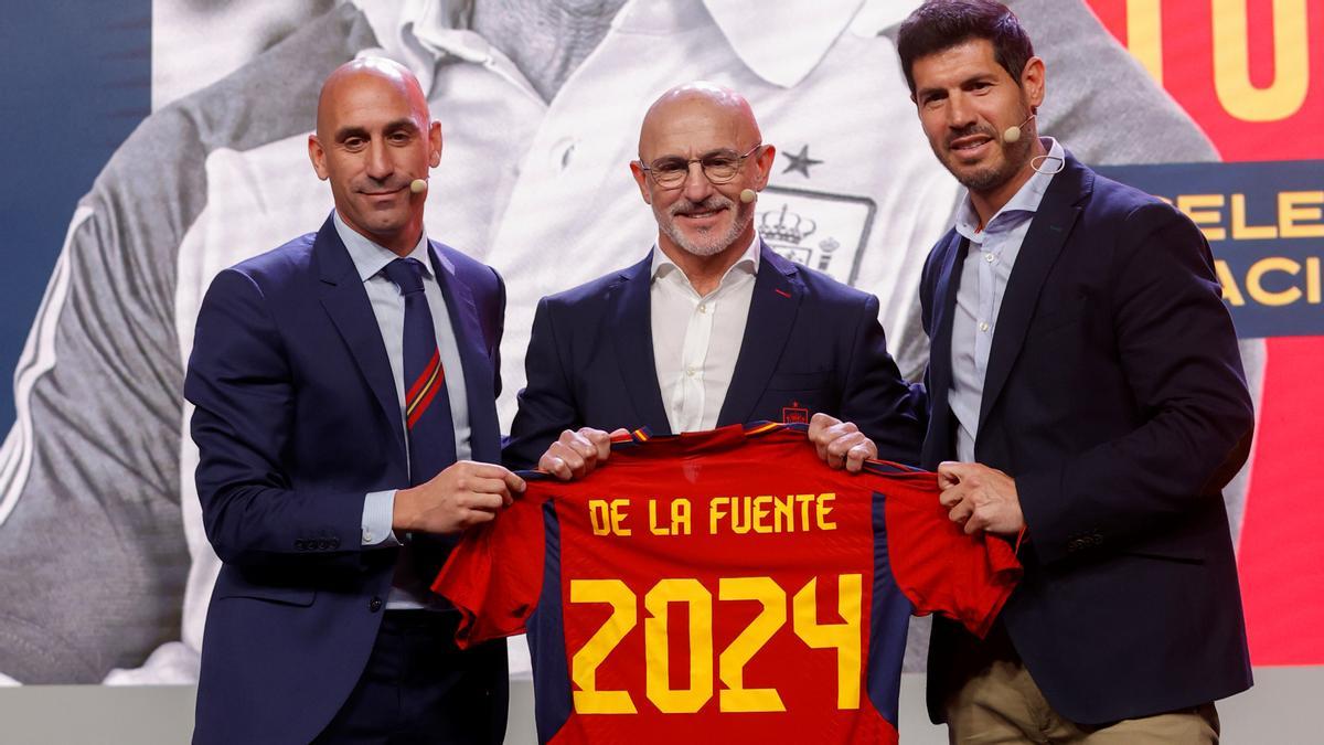 Rubiales, presidente de la federación, De la Fuente, nuevo seleccionador, y Luque, nuevo director de la selección.