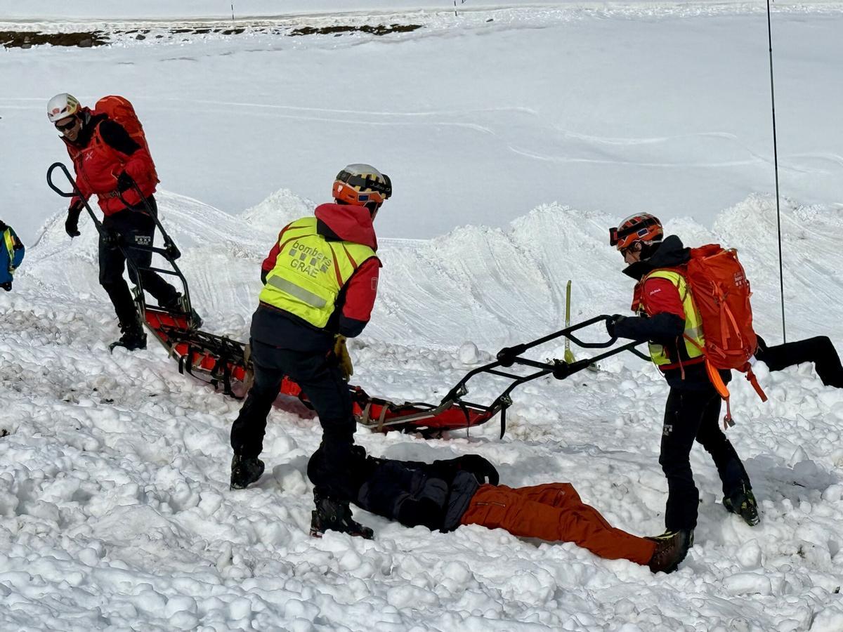 Rescat d'una persona ferida en el simulacre d'allau a La Molina Rescat d'una persona ferida en el simulacre d'allau a La Molina