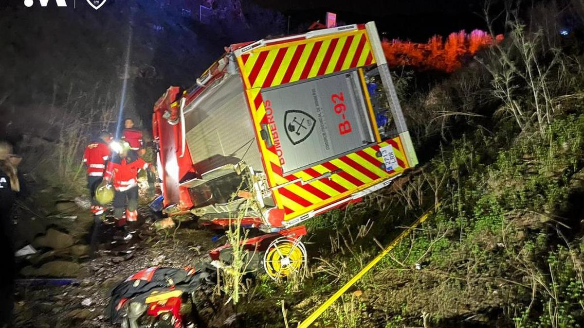 Labores de rescate de los ocupantes del camión de bomberos.