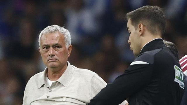 Mourinho observa el quart àrbitre a l’Espanyol-Reial Madrid.  | QUIQUE GARCÍA / EFE