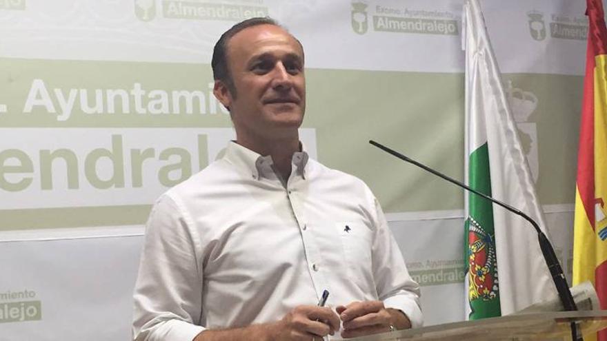 El alcalde de Almendralejo: &quot;Si la UCO hubiese visto un amaño de concurso, yo estaría imputado&quot;