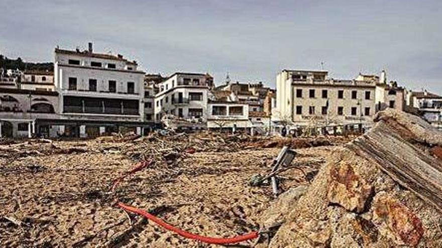 La platja de Tossa de Mar, després del temporal. Destrosses pel desbordament de la Tordera a Hostalric.